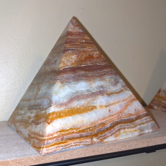 Banded Onyx Pyramid From Iran 5.75" Tall & Over 2 lbs​ - Picture 6 of 15